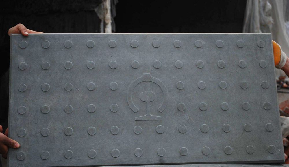  混凝土預制電纜溝槽蓋板的鋪設